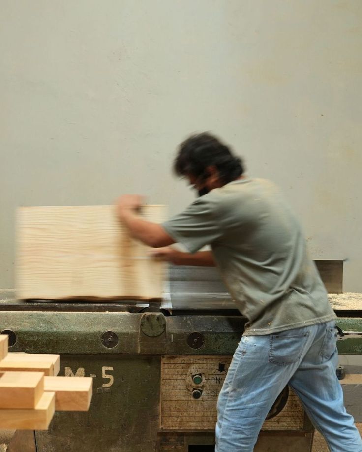 Carpintero trabajando una pieza de madera en el taller