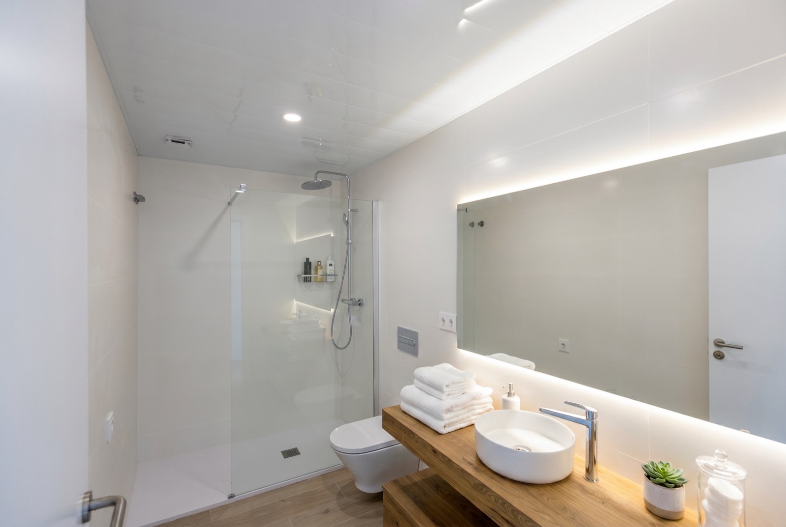 Gaia, Santa Agnès de Malanyanes — baño con doble lavabo y ducha