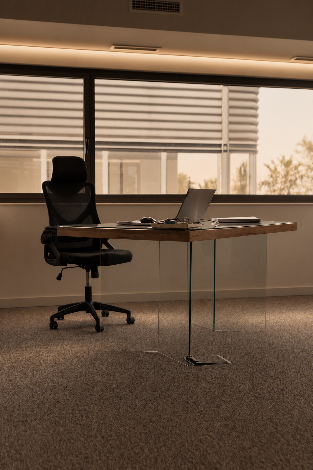 Puesto de trabajo junto a la ventana con persianas, silla y mesa de madera