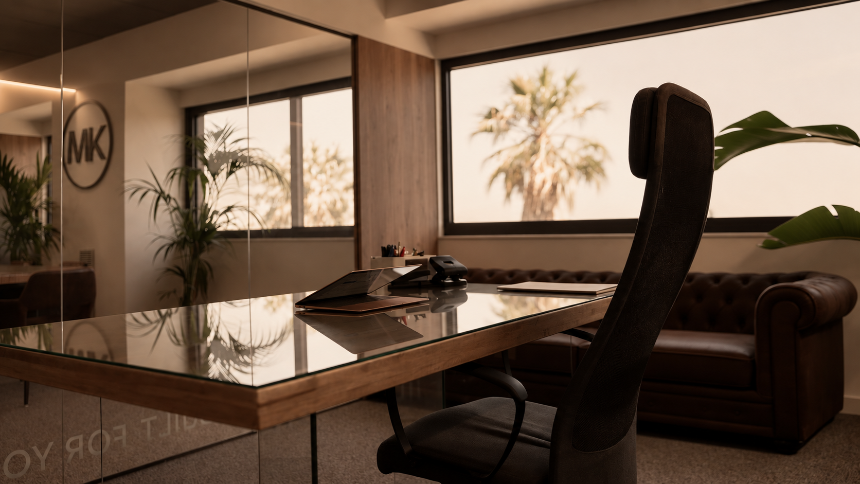 Despacho con mesa de cristal, sillón de trabajo y ventanal panorámico